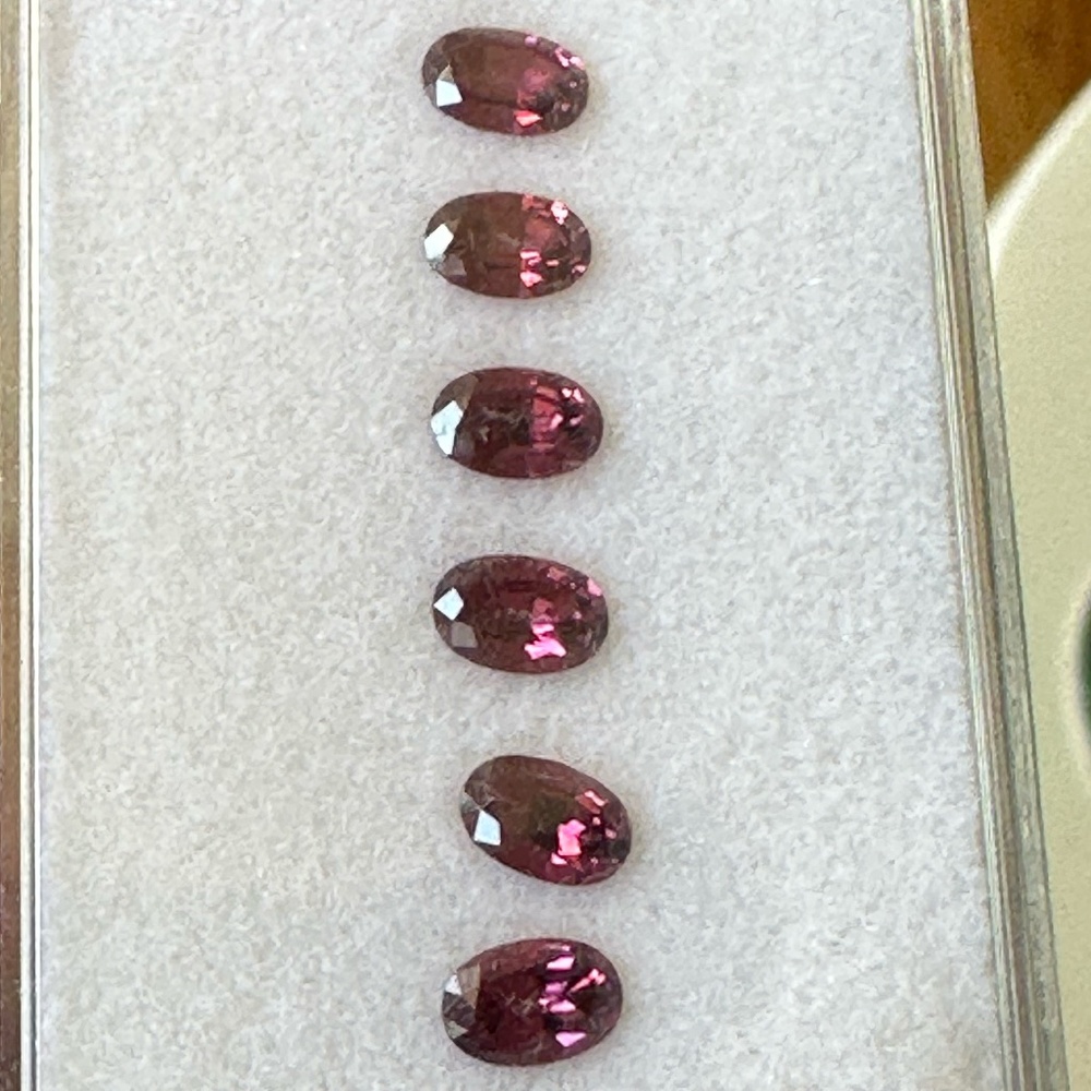 3.30 carats Umbalite Garnets - SIX Calibrated 6mm x 4mm - Eye Clean Stones - Picture 5 of 7